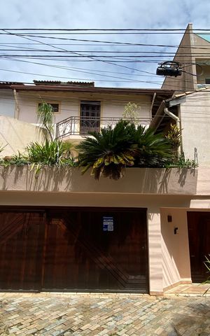 Casa à venda com 317m², 4 quartos e 3 vagasFachada