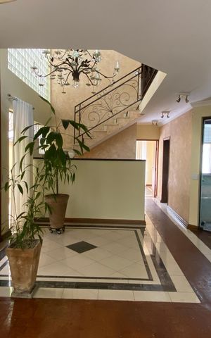 Casa à venda com 317m², 4 quartos e 3 vagasCasa 1 - Sala