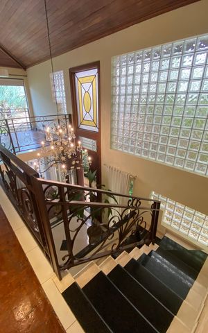 Casa à venda com 317m², 4 quartos e 3 vagasCasa 1 - Escada