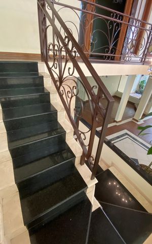Casa à venda com 317m², 4 quartos e 3 vagasCasa 1 - Escada