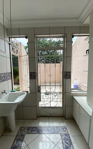 Casa à venda com 317m², 4 quartos e 3 vagasCasa 1 - Área de Serviço
