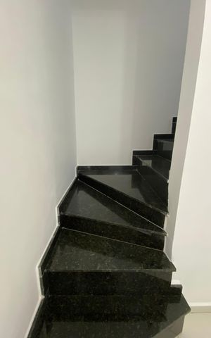 Apartamento à venda com 102m², 2 quartos e 1 vaga Apartamento à venda com 102m², 2 quartos e 1 vagaEscada