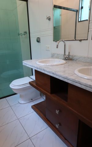 Casa à venda com 200m², 3 quartos e 3 vagasBanheiro da Suíte Master