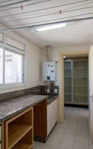 Apartamento à venda com 143m², 3 quartos e 2 vagas Apartamento à venda com 143m², 3 quartos e 2 vagasÁrea de Serviço