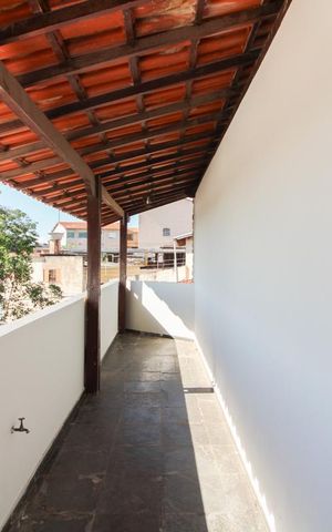 Casa à venda com 280m², 4 quartos e 1 vaga Casa à venda com 280m², 4 quartos e 1 vagaVaranda lateral
