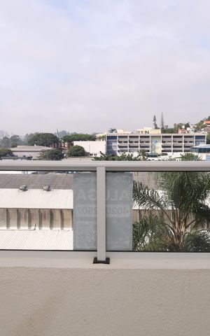 Apartamento à venda com 46m², 2 quartos e 1 vagaPlaca instalada no vidro da sacada (4ºandar)