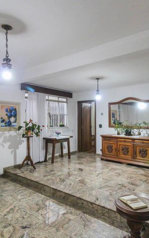 Casa à venda com 912m², 4 quartos e 10 vagas Casa à venda com 912m², 4 quartos e 10 vagasSala