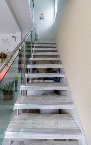 Casa à venda com 450m², 6 quartos e 2 vagasEscada 