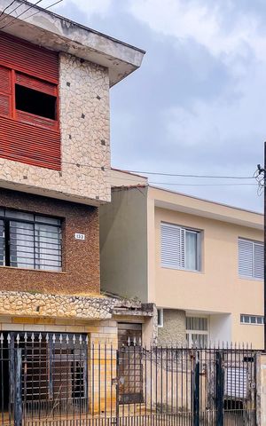Casa à venda com 182m², 5 quartos e 4 vagas Casa à venda com 182m², 5 quartos e 4 vagasFachada