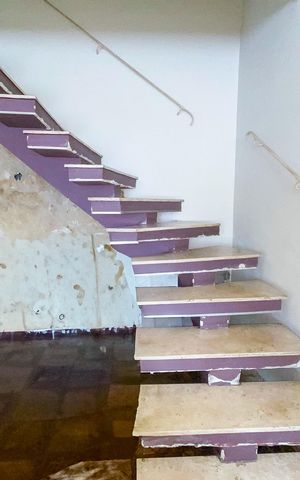Casa à venda com 182m², 5 quartos e 4 vagas Casa à venda com 182m², 5 quartos e 4 vagasEscada