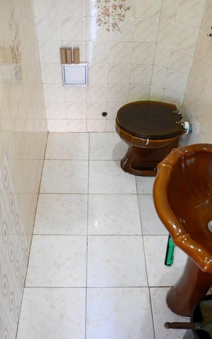 Casa à venda com 220m², 5 quartos e 4 vagas Casa à venda com 220m², 5 quartos e 4 vagasEdícula - Banheiro