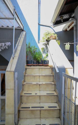 Casa à venda com 220m², 5 quartos e 4 vagas Casa à venda com 220m², 5 quartos e 4 vagasEscada para Edícula