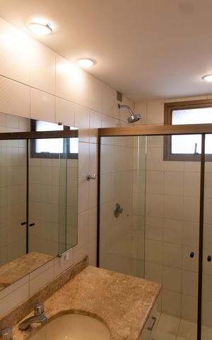 Apartamento à venda com 450m², 6 quartos e 3 vagas Apartamento à venda com 450m², 6 quartos e 3 vagasBanheiro da Suíte 4