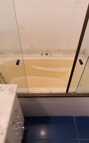 Apartamento à venda com 450m², 6 quartos e 3 vagas Apartamento à venda com 450m², 6 quartos e 3 vagasBanheiro da Suíte 2