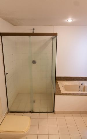 Apartamento à venda com 450m², 6 quartos e 3 vagas Apartamento à venda com 450m², 6 quartos e 3 vagasBanheiro da Suíte master
