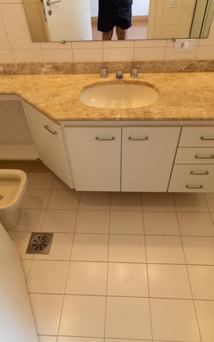 Apartamento à venda com 450m², 6 quartos e 3 vagas Apartamento à venda com 450m², 6 quartos e 3 vagasBanheiro da Suíte 4