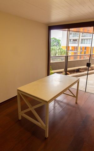 Apartamento à venda com 450m², 6 quartos e 3 vagas Apartamento à venda com 450m², 6 quartos e 3 vagasEscritório