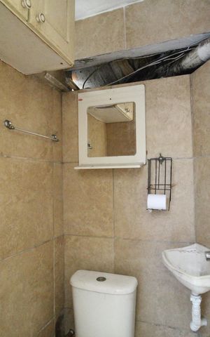 Casa à venda com 200m², 1 quarto e 4 vagasBanheiro de Serviço