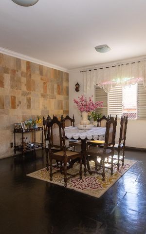Casa à venda com 367m², 4 quartos e 4 vagas Casa à venda com 367m², 4 quartos e 4 vagasCopa