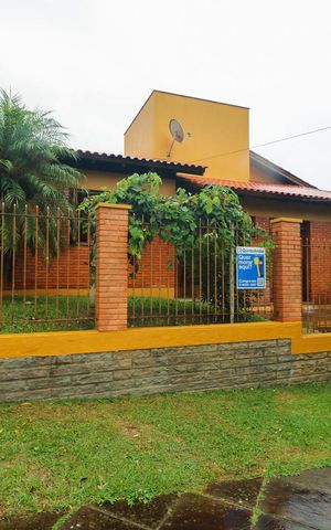 Casa à venda com 200m², 3 quartos e 2 vagas Casa à venda com 200m², 3 quartos e 2 vagasFachada