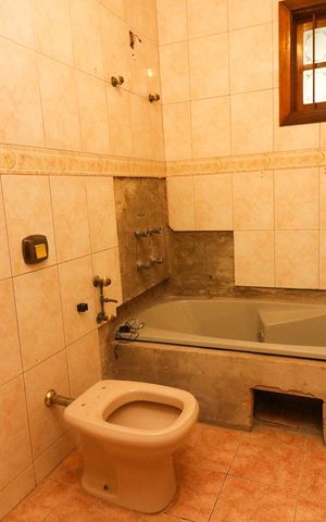 Casa à venda com 200m², 3 quartos e 2 vagas Casa à venda com 200m², 3 quartos e 2 vagasBanheiro 1