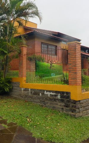 Casa à venda com 200m², 3 quartos e 2 vagas Casa à venda com 200m², 3 quartos e 2 vagasFachada