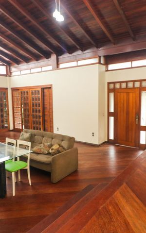 Casa à venda com 200m², 3 quartos e 2 vagas Casa à venda com 200m², 3 quartos e 2 vagasSala