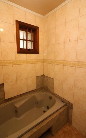 Casa à venda com 200m², 3 quartos e 2 vagas Casa à venda com 200m², 3 quartos e 2 vagasBanheiro 1