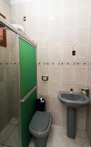 Casa à venda com 200m², 3 quartos e 2 vagas Casa à venda com 200m², 3 quartos e 2 vagasBanheiro 2