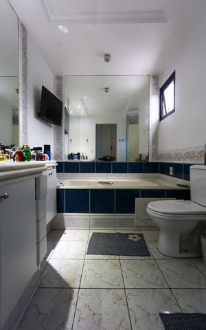 Casa de condomínio à venda com 293m², 3 quartos e 5 vagas Casa de condomínio à venda com 293m², 3 quartos e 5 vagasBanheiro da Suíte 1