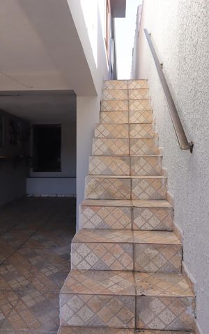 Casa à venda com 147m², 3 quartos e 2 vagasEscada