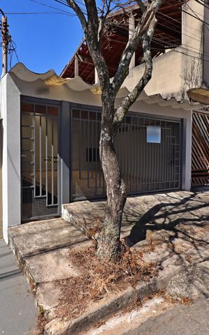 Casa à venda com 147m², 3 quartos e 2 vagasFachada
