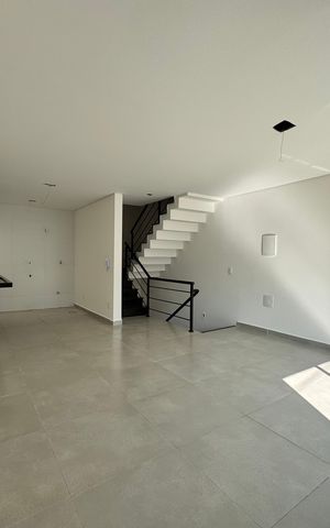 Casa à venda com 206m², 3 quartos e 2 vagas Casa à venda com 206m², 3 quartos e 2 vagasSala