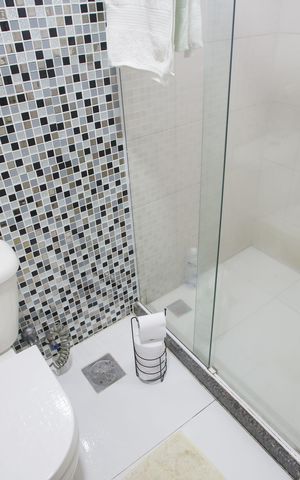Casa de condomínio à venda com 90m², 2 quartos e 1 vaga Casa de condomínio à venda com 90m², 2 quartos e 1 vagaBanheiro da Suíte 1