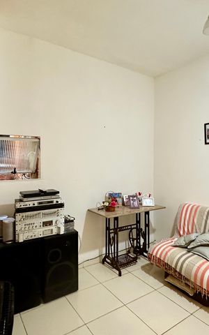 Casa à venda com 50m², 2 quartos e sem vaga Casa à venda com 50m², 2 quartos e sem vagaSala