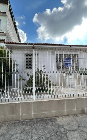 Casa à venda com 480m², 4 quartos e 4 vagasFachada + plaquinha