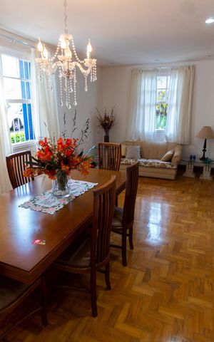 Casa à venda com 5000m², 4 quartos e 10 vagas Casa à venda com 5000m², 4 quartos e 10 vagasSala