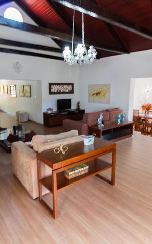 Casa à venda com 5000m², 4 quartos e 10 vagas Casa à venda com 5000m², 4 quartos e 10 vagasSala