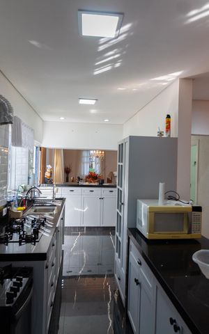 Casa à venda com 5000m², 4 quartos e 10 vagas Casa à venda com 5000m², 4 quartos e 10 vagasCozinha