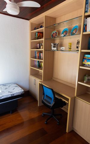 Casa à venda com 5000m², 4 quartos e 10 vagas Casa à venda com 5000m², 4 quartos e 10 vagasEscritório
