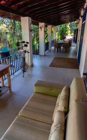 Casa à venda com 5000m², 4 quartos e 10 vagas Casa à venda com 5000m², 4 quartos e 10 vagasVaranda