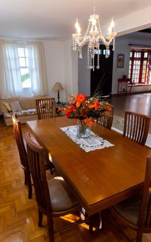 Casa à venda com 5000m², 4 quartos e 10 vagas Casa à venda com 5000m², 4 quartos e 10 vagasSala
