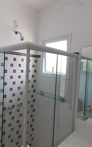 Casa de condomínio para alugar com 350m², 4 quartos e 2 vagas Casa de condomínio para alugar com 350m², 4 quartos e 2 vagasBanheiro da Suíte 3