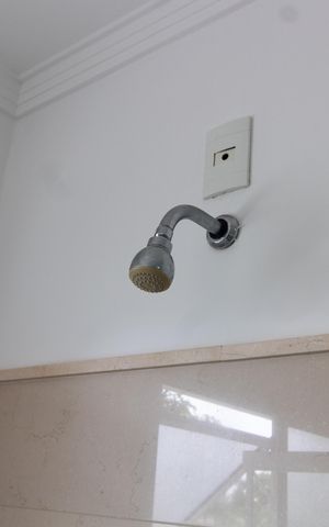 Casa de condomínio para alugar com 350m², 4 quartos e 2 vagas Casa de condomínio para alugar com 350m², 4 quartos e 2 vagasBanheiro da Suíte 1