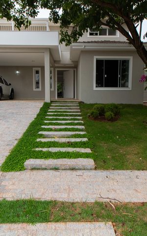 Casa de condomínio para alugar com 350m², 4 quartos e 2 vagas Casa de condomínio para alugar com 350m², 4 quartos e 2 vagasFachada