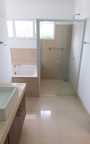 Casa de condomínio para alugar com 350m², 4 quartos e 2 vagas Casa de condomínio para alugar com 350m², 4 quartos e 2 vagasBanheiro da Suíte 1