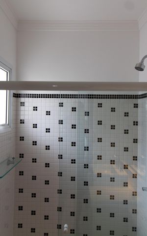 Casa de condomínio para alugar com 350m², 4 quartos e 2 vagas Casa de condomínio para alugar com 350m², 4 quartos e 2 vagasBanheiro da Suíte 2