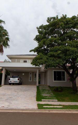 Casa de condomínio para alugar com 350m², 4 quartos e 2 vagas Casa de condomínio para alugar com 350m², 4 quartos e 2 vagasFachada