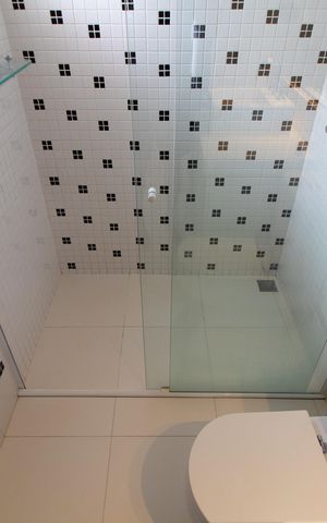 Casa de condomínio para alugar com 350m², 4 quartos e 2 vagas Casa de condomínio para alugar com 350m², 4 quartos e 2 vagasBanheiro da Suíte 2