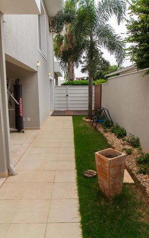 Casa de condomínio para alugar com 350m², 4 quartos e 2 vagas Casa de condomínio para alugar com 350m², 4 quartos e 2 vagasÁrea Externa